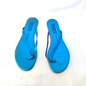 TKEES electric metallic blue flip flops NWOT